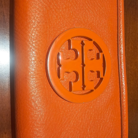 Tory Burch Zip around wallet Enamel Medallion Logo Orange Pebbled leather EUC - Picture 16 of 16